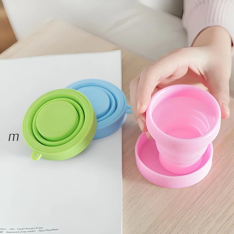 كوب سيليكون بغطاء قابل للطي، 200 مل - متعدد الألوان